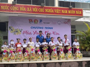 Đại diện BCH Chi đoàn Sở Thông tin và Truyền thông tặng quà cho các em học sinh có hoàn cảnh khó khăn trên địa bàn thị trấn Phú Phong, huyện Tây Sơn.