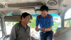 Thanh tra Sở GTVT tỉnh Bình Định kiểm tra phương tiện vận tải. Nguồn Ảnh: Bảo Trân