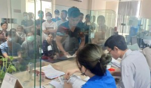 Rất đông người dân đến Trung tâm Hành chính công tỉnh để đăng ký thủ tục cấp đổi giấy phép lái xe. (Hình ảnh minh hoạ)